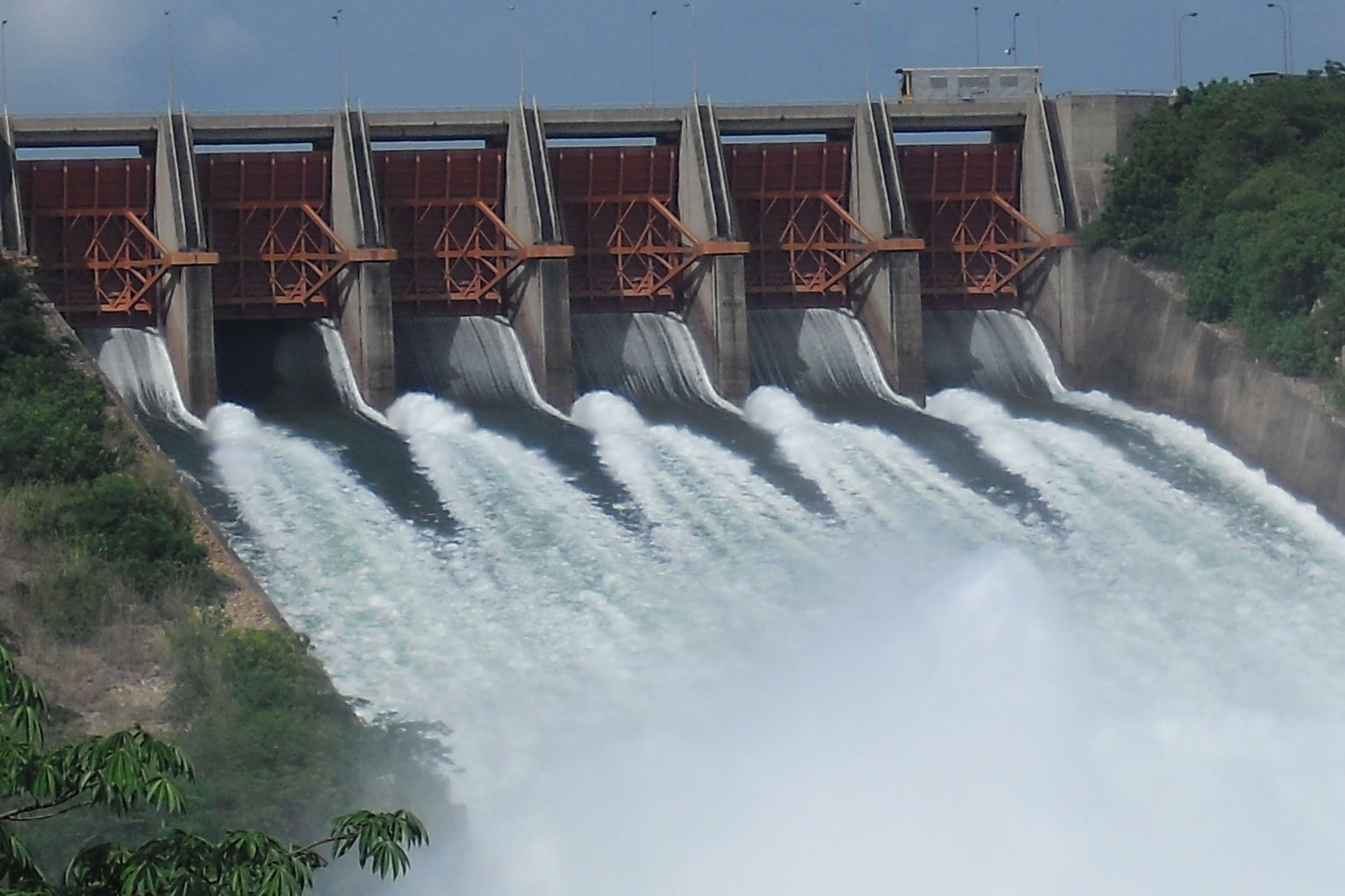 akosombo-dam-is-spilling-water-ghana-jpg