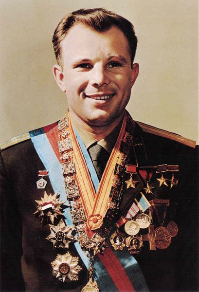 ملف:Yuri Gagarin official portrait.jpg