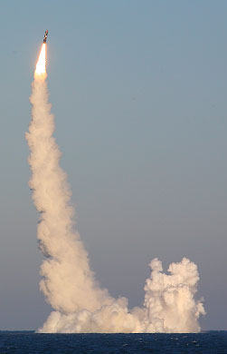 Bulava SLBM launched by Yuri Dolgoruky submarine (cropped).jpg