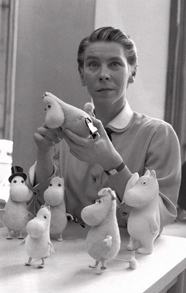 Jansson in 1956 with moomintroll dolls made by Atelier Fauni