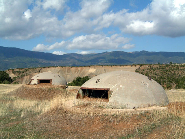 ملف:Albania bunkers.jpg