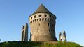 The Tanguy tower hosts a museum of the history of Brest; in the background, the Pont de Recouvrance (Recouvrance Bridge).