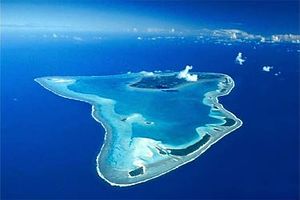 جزيرة أيتوتاكي إحدى مجموعة جزر كوك وتقع فيما بين هاواي ونيوزيلندا