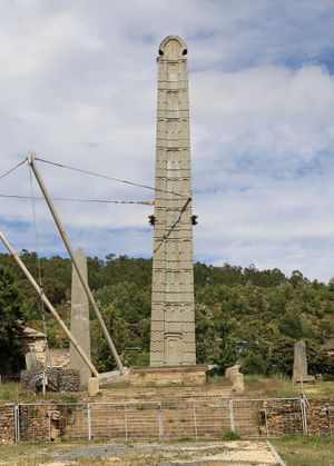 Aksum, stele 3 detta di re ezana, l'unica mai crollata 04.jpg