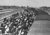 20 مايو: معسكر الاعتقال والإبادة الألماني النازي Auschwitz-Birkenau يُفتتَح في پولندا المحتلة