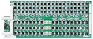 SoC die وPCB من شركة منيرڤا، ويحتويان على مايكروپروسيسور بدقة 7 نانومتر من إنتاج شركة سميك.