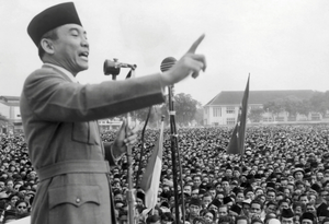 سوكارنو، زعيم الحزب الوطني الإندونيسي، يلقي كلمة أمام حشد في ماكاسار في يناير 1940، للمطالبة بالاستقلال عن هولندا