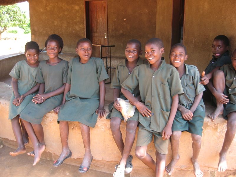 ملف:Children outside a school in southern Zambia, March 2012 (8405084723).jpg