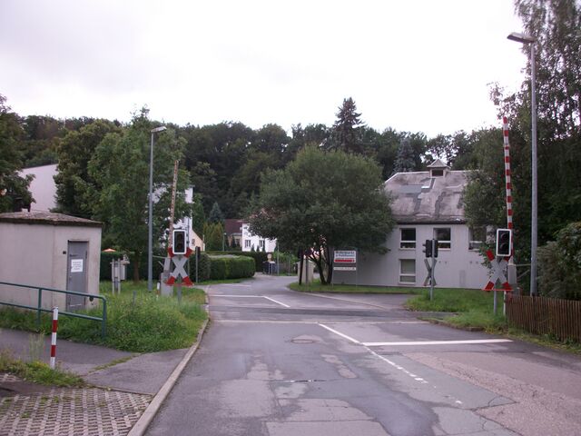 ملف:Haltepunkt Chemnitz-Erfenschlag, Bahnübergang (2).jpg - المعرفة