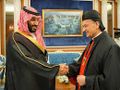 وزير الدفاع وولي العهد السعودي الأمير محمد بن سلمان في استقبال البطريرك بشارة الراعي في استقباله لدى زيارته الرياض، 14 نوفمبر 2017.