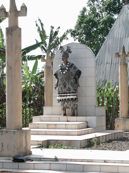 ملف:Statue d'un chef coutumier à Bana.jpg