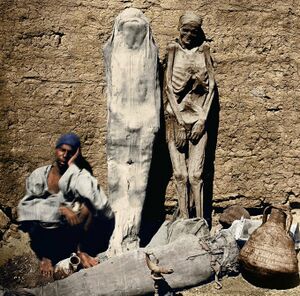 بائع متجول مصري يبيع المومياوات، عام 1870.