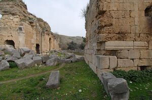 Anavarza Triumphal arch in Anazarbus 2754.jpg