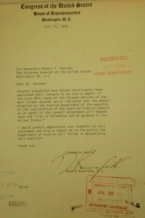 وثيقة بتاريخ 16 يوليو 1963 يطلب فيها الرئيس جون كينيدي والمدعي روبرت كينيدي باعتبار آيباك عميل أجنبي ومنعهم من التبرع للمسؤولين