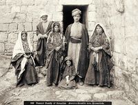 عائلة فلسطينية من الرملة، 1900-1901.