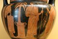 أبولو يحمل غصن الغار ووعاءالسكب libation bowl، بجانب نخلة تمثل ولادته في ديلوس (Comacchio Painter، حوالي 450 قبل الميلاد).