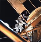 رائد يمشي في الفضاء، محطة الفضاء الأمريكية سكاي لاب، 1974.
