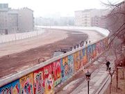 A view of the Berlin Wall in 1986