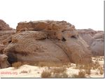 تكوينات صخرية في صحراء محجة.