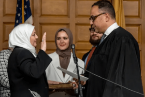 نادية قحف أثناء حلفها اليمن كقاضية للمحكمة العليا (مارس 2023)