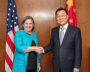 شيه فينغ مع فيكتوريا نولاند وكيلة وزارة الخارجية الأمريكية بعد تقديم أوراق اعتماده سفيراً للصين لدى الولايات المتحدة (واشنطن 25 مايو 2023