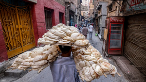 فتى مصري يحمل خبز