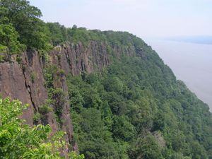 Palisades Sill from Palisades Parkway.jpg