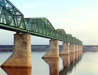 نهر كاما بالقرب من پرم (1910). الجسر مازال موجوداً حتى اليوم، إلا أن جسراً اضافياً مشابها قد بُني بجانبه. وكلاهما مدهونان باللون الأبيض.