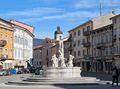 ميدان النصر (Piazza della Vittoria)، هو المركز التقليدي للبلدة