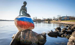 تمثال عروس البحر الصغيرة ملطخاً بألوان العلم الروسي