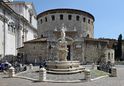 Duomo vecchio e fontana a Brescia.jpg