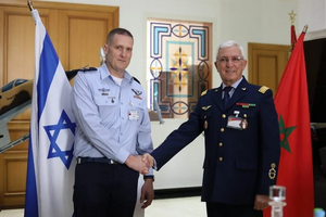 قائد سلاح الجو الإسرائيلي، تومر بار، ومفتش القوات الملكية الجوية،العابد العلوي بوحامد.