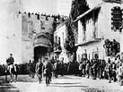 الجنرال المنتصر اللنبي يدخل القدس راجلاً إجلالاً للمدينة المقدسة في 11 ديسمبر 1917.
