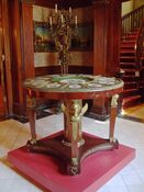 Empire style table with caryatids en gaine supported by bare feet, in the Musée Dufresne-Nincheri (Montreal, كندا)