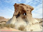 تكوينات صخرية في صحراء محجة.