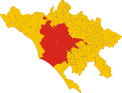 أراضي مدينة (روما كاپيتالى، بالأحمر) داخل مدينة روما العمرانية (Città Metropolitana di Roma, in yellow). النقطة البيضاء في المركز هي مدينة الڤاتيكان.