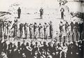صورة لاعدام ماكسيمليان (يمين الصورة) ميرامون (الوسط) وميخيا (يسار)، 18 يونيو 1867.