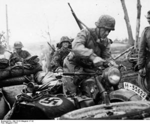 Bundesarchiv Bild 101III-Wiegand-117-02, Russland, Kradschütze, Beiwagenkrad.jpg