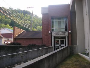 Leslie County courthouse in Hyden