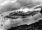 منظر من الطائرة اليابانية بالتشيب رو في بداية الهجوم. الانفجار في المنتصف لطوربيد ألقي على يو إس إس أوكلاهوما.