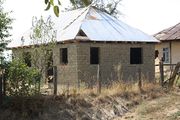 Adobe brick house under construction in رومانيا