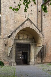 Chiesa degli Eremitani (Padua) portale laterale sul fianco destro.jpg