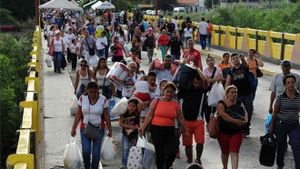 Venzuelan at veinzuelan-colombia border.jpg