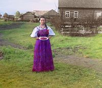 فتاة تمسك بطبق مليء بالفراوله التقطت هذه الصورة عام 1909