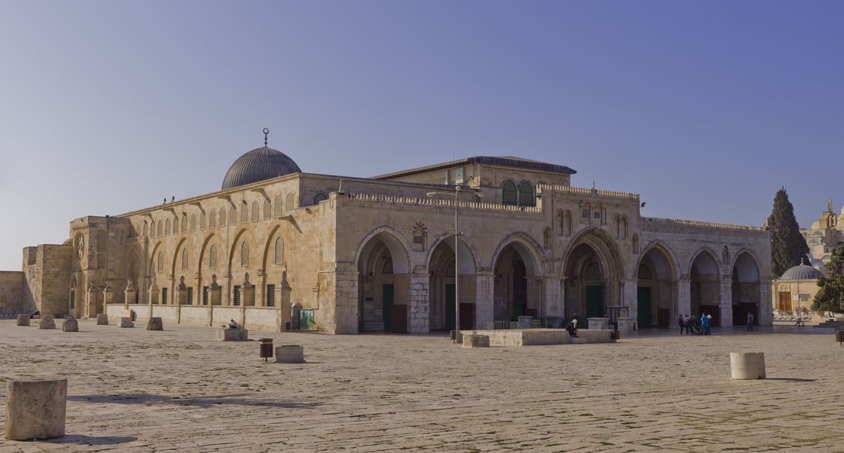 يوجد عدد من المآذن والقبب في المسجد الحرام والمسجد النبوي