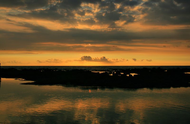 ملف:Sunset in Kona or a real sunset over sea.jpg