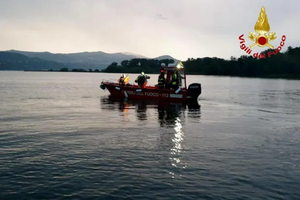 فرق انقاذ في مكان غرق القارب ببحيرة ماجوري (29 مايو 2023)