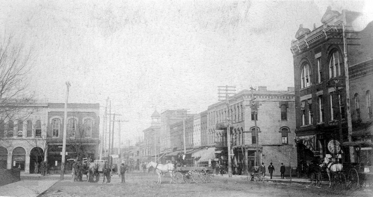 ملف:1906 Broadway Looking West, Mayfield, Kentucky.jpg - المعرفة