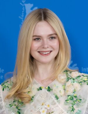 Elle Fanning-1733 (cropped).jpg