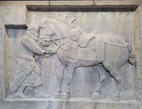 إحدى النقوش الحجرية، على الأرجح بعد رسم ليان لي‌بن، في متحف پنسلڤانيا. توضح الصورة جنرالاً يقوم بانتزاع سهم من الحصان سالوزي ("ندى الخريف")[3]